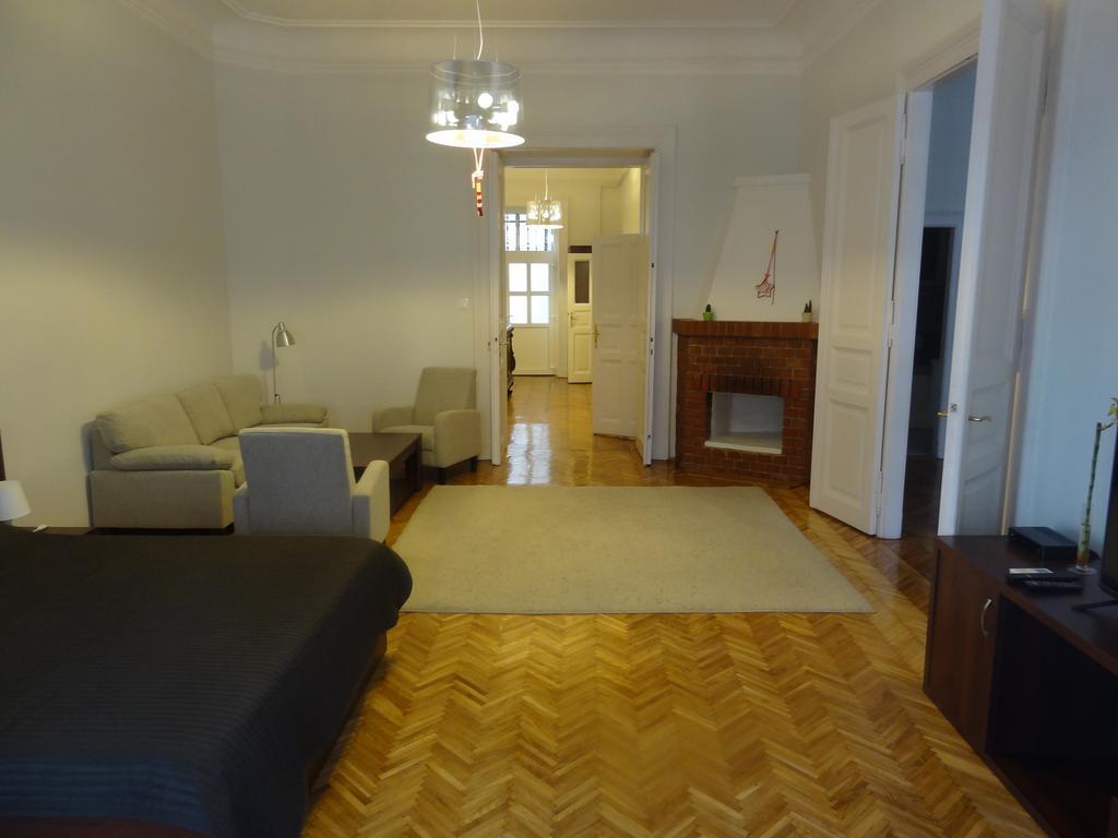 Apartman Five Season's