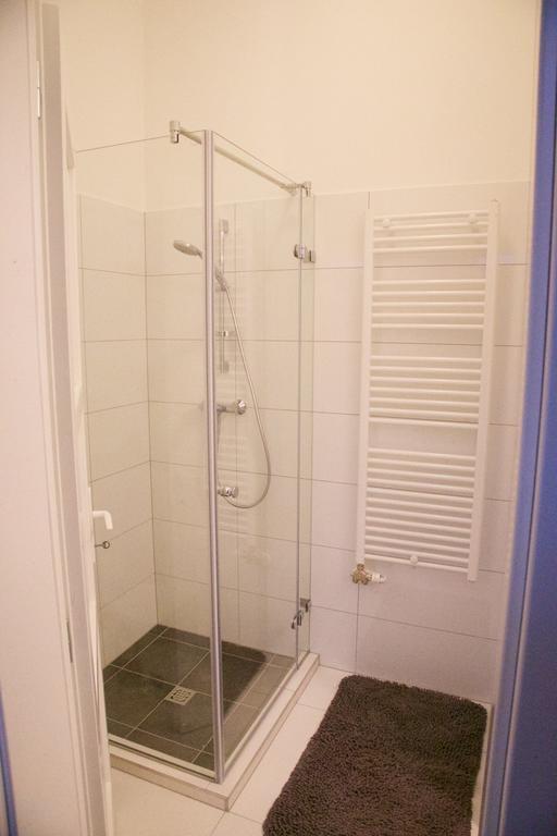 Apartman Five Season's *