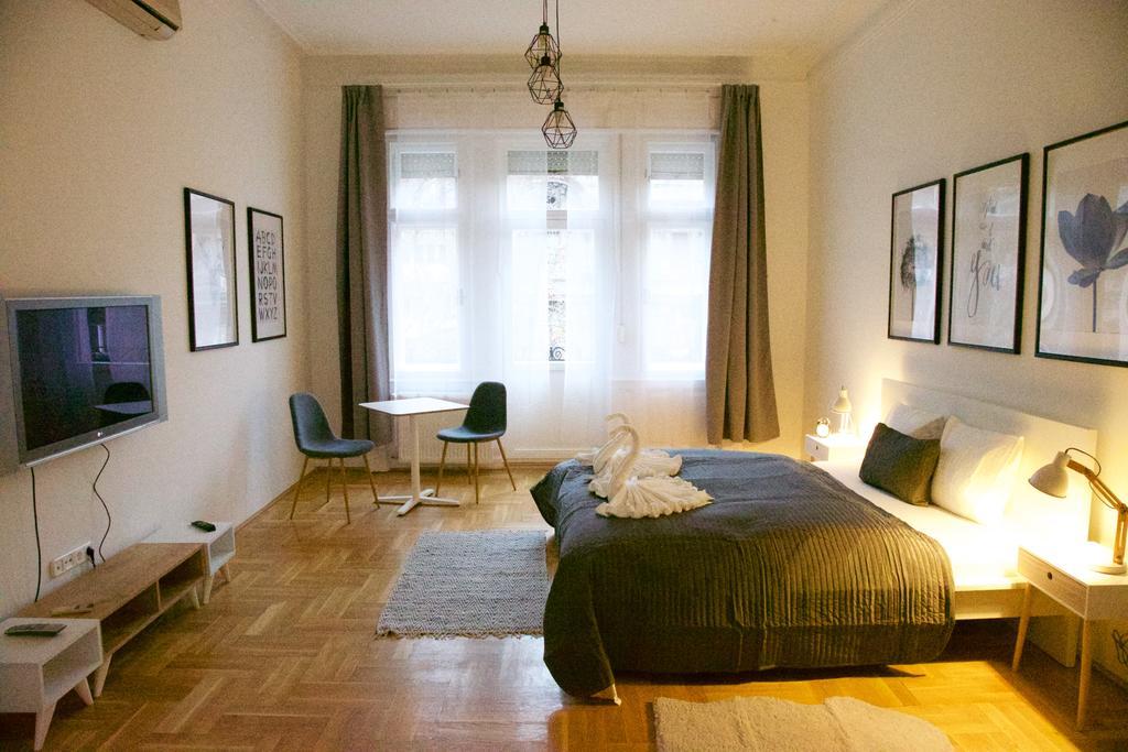 Apartman Five Season's *