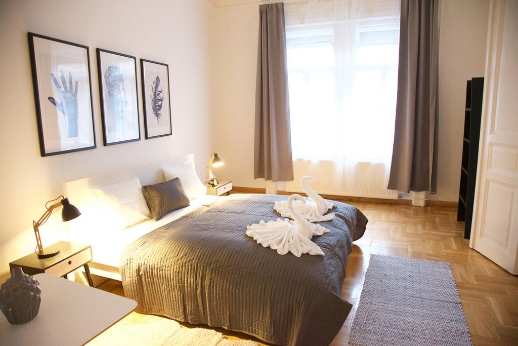 Apartman Five Season's