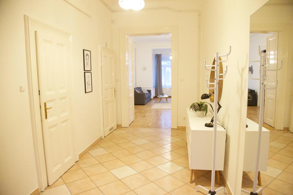 Apartman Five Season's