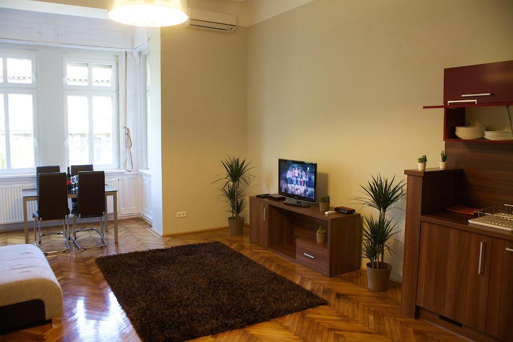 Apartman Five Season's