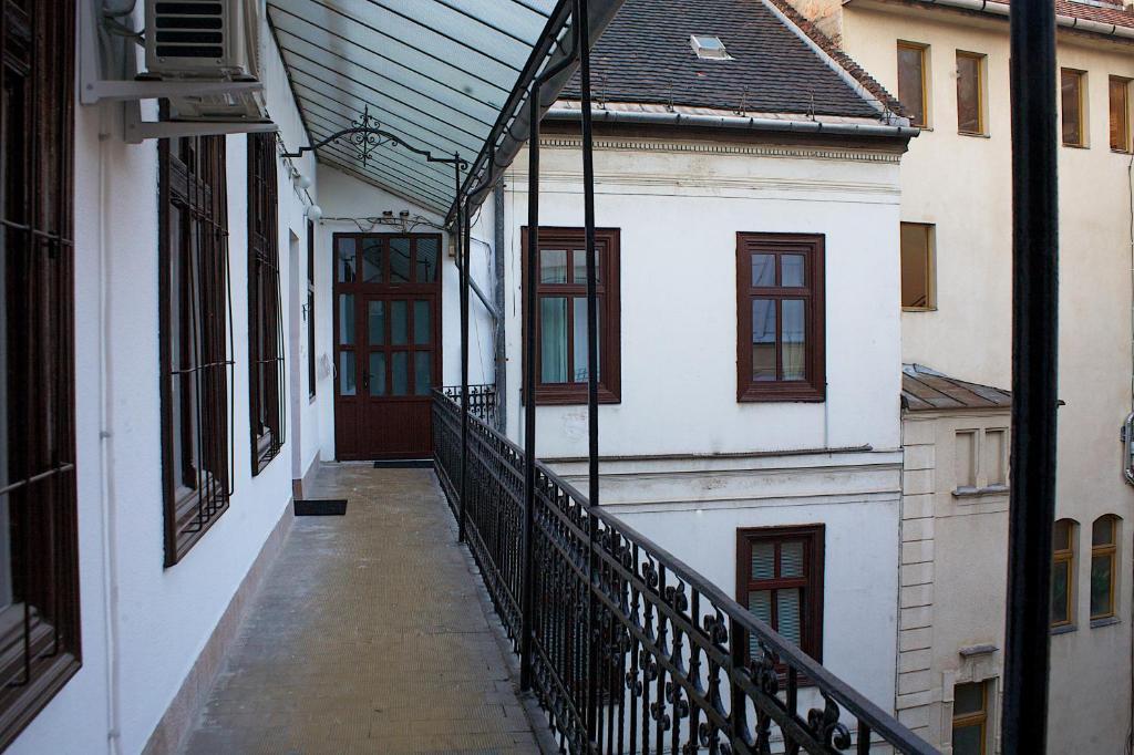 Apartman Five Season's *
