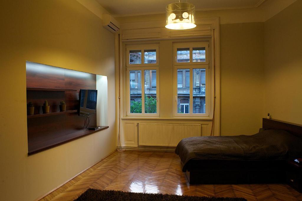 Apartman Five Season's *