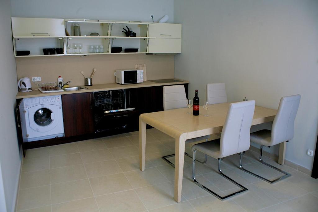Apartman Five Season's *